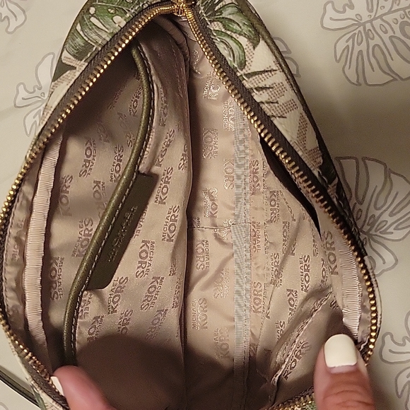 Gorgeous white and green mostera leaf jet set crossbody - Picture 7 of 13